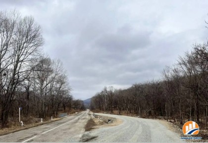 Специалисты завершают работы по возведению объезда аварийного моста на 12 километре дороги Устиновка – Зеркальное в Кавалеровском округе