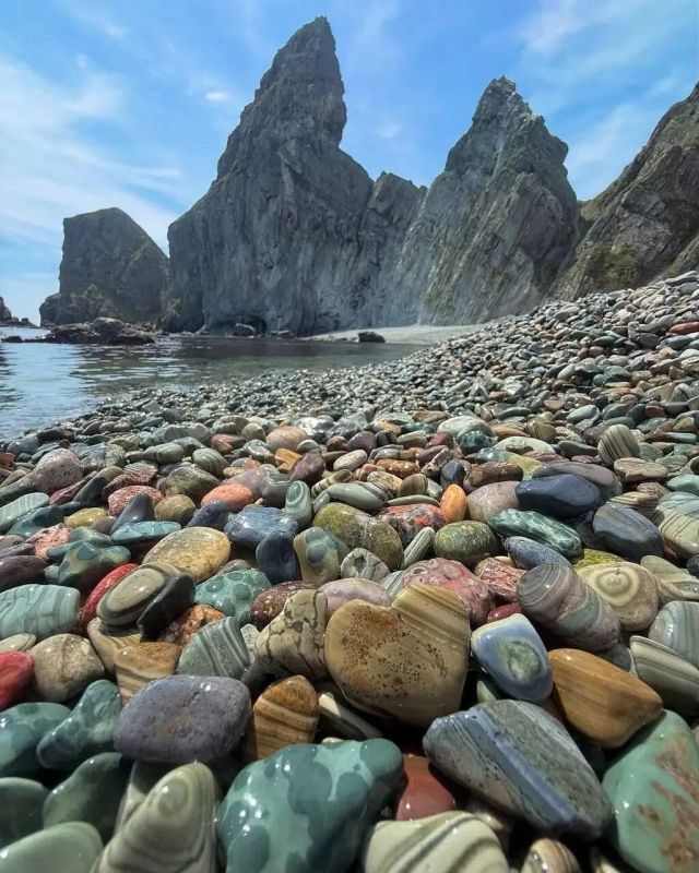 Мыс Четырёх Скал и цветная галька