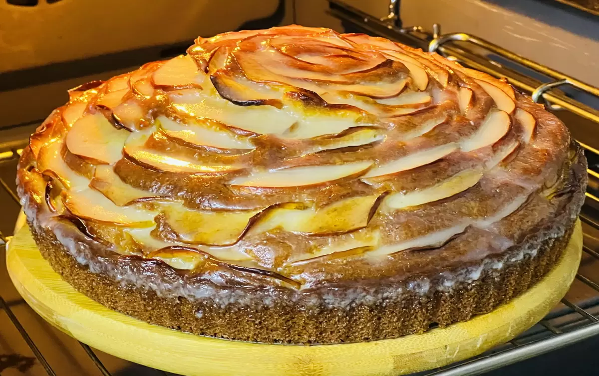 Сочный яблочный пирог с кефиром: легко и вкусно