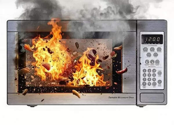 Микроволновка стреляет искрами? Вот почему это происходит
