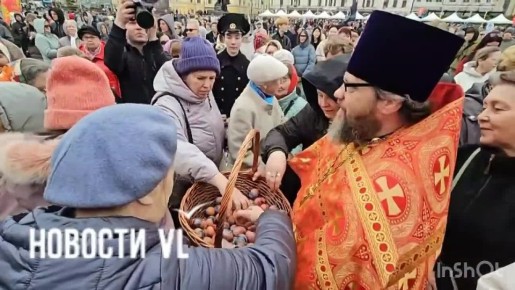 На центральной площади Владивостока сегодня всем желающим раздавали освященные пасхальные яйца