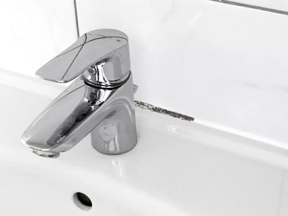 Как избежать потопа: советы по устранению засоров в трубах