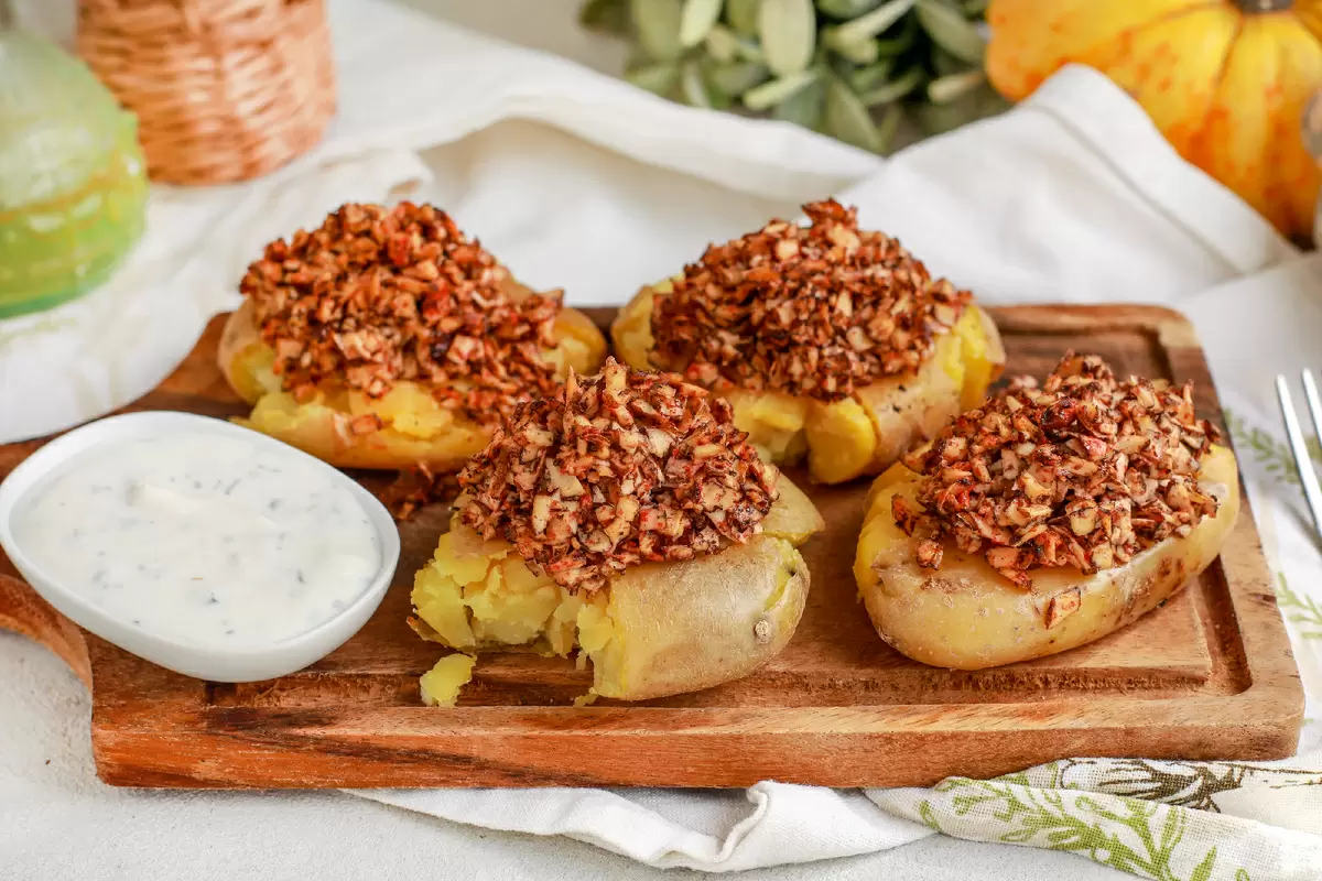 Кулинарное вдохновение: толченый картофель с копченым тофу и греческим йогуртом