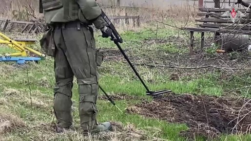 Минобороны России: Военнослужащие 12-й отдельной гвардейской инженерной бригады группировки «Центр» продолжают разминирование частного сектора и дорог освобожденного Красноармейска