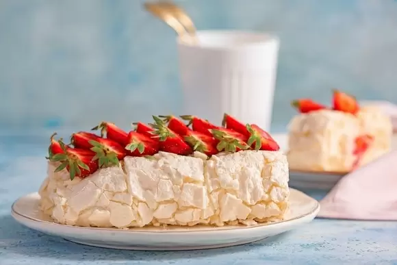 Идеальный меренговый рулет: легкий путь к кулинарному шедевру