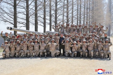 Соревнования по стрельбе между артиллерийскими подразделениями прошли в КНДР в национальный День Солнца, пишет ЦТАК