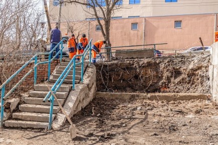 На улице Хабаровской, в районе дома №13а, стартовали работы по укреплению откоса