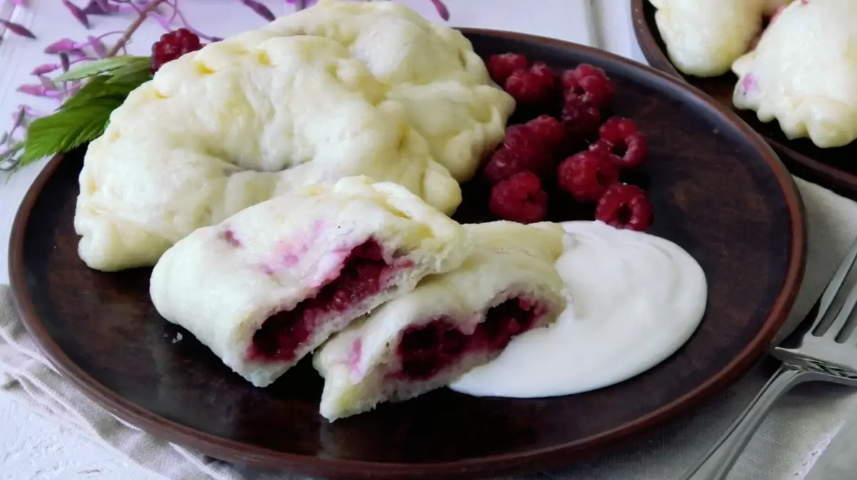 Воздушные вареники с ягодами