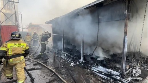 Во Владивостоке огнеборцы МЧС России ликвидировали возгорание торговых павильонов