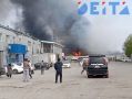 На Спортивном рынке во Владивостоке вспыхнули торговые павильоны в районе пешеходного мостика на Борисенко