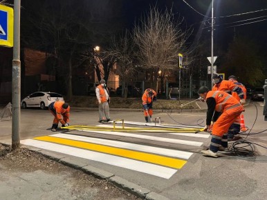 Во Владивостоке обновляют разметку на пешеходных переходах