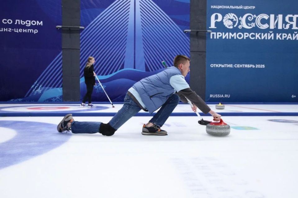 На кёрлинг-арене “Дом со льдом” завершился II турнир госслужащих Приморского края по кёрлингу "Защитник дома" На кёрлинг-арене “Дом со льдом” завершился II турнир госслужащих Приморского края по кёрлингу "Защитник дома"