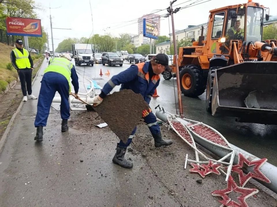 Бригады «Содержания городских территорий» ликвидировали последствия ДТП на проспект 100-летия Владивостока в районе дома №117 Бригады «Содержания городских территорий» ликвидировали последствия ДТП на проспект 100-летия Владивостока в районе дома №117