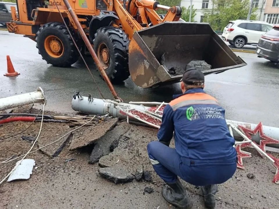 Бригады «Содержания городских территорий» ликвидировали последствия ДТП на проспект 100-летия Владивостока в районе дома №117 Бригады «Содержания городских территорий» ликвидировали последствия ДТП на проспект 100-летия Владивостока в районе дома №117