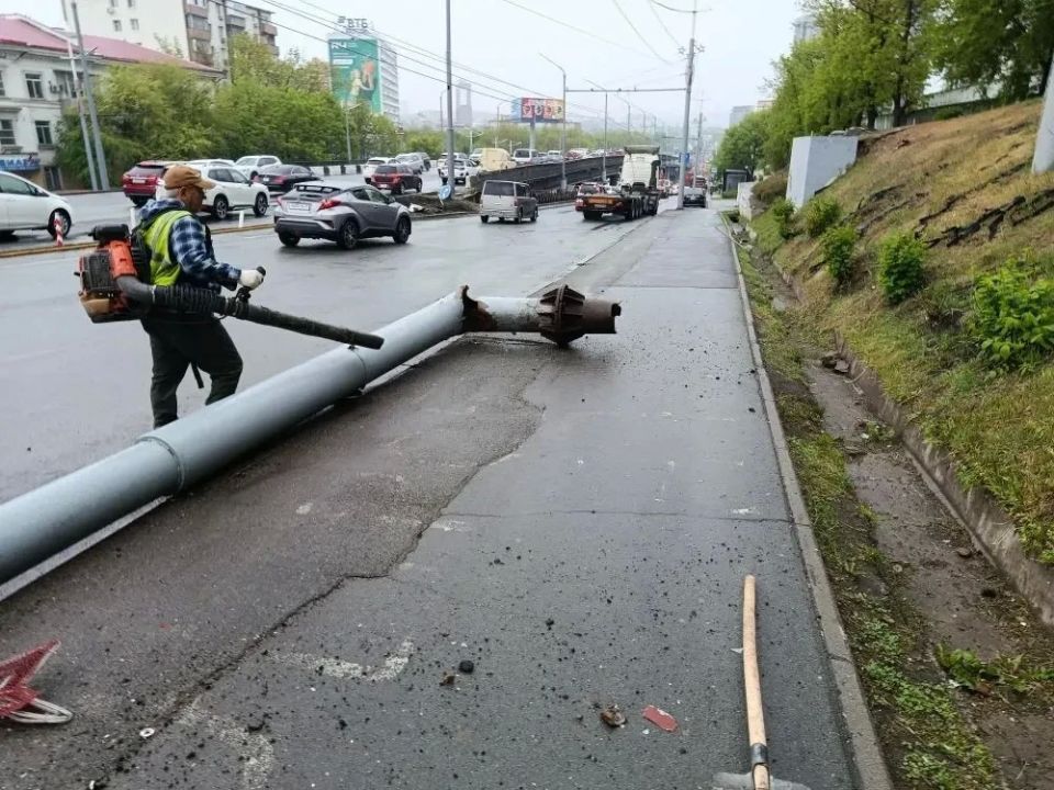 Бригады «Содержания городских территорий» ликвидировали последствия ДТП на проспект 100-летия Владивостока в районе дома №117 Бригады «Содержания городских территорий» ликвидировали последствия ДТП на проспект 100-летия Владивостока в районе дома №117