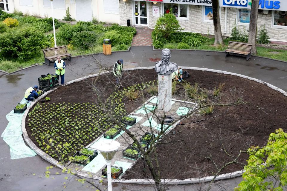 Во Владивостоке продолжают высаживать цветники