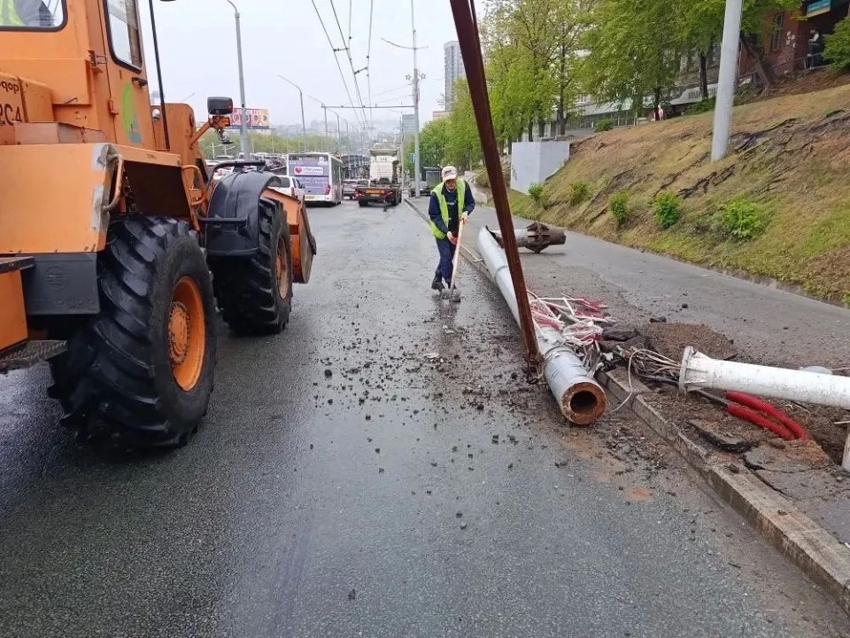 Бригады «Содержания городских территорий» ликвидировали последствия ДТП на проспект 100-летия Владивостока в районе дома №117 Бригады «Содержания городских территорий» ликвидировали последствия ДТП на проспект 100-летия Владивостока в районе дома №117