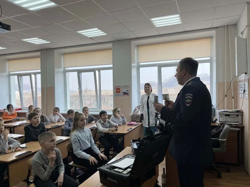 «БУДЬ В ФОРМЕ»: В НАХОДКИНСКОЙ ШКОЛЕ ПРИМОРСКОГО КРАЯ ПРОШЛО ЗНАКОМСТВО УЧАЩИХСЯ С ПРОФЕССИЕЙ ПОЛИЦЕЙСКОГО ЭКСПЕРТА-КРИМИНАЛИСТА «БУДЬ В ФОРМЕ»: В НАХОДКИНСКОЙ ШКОЛЕ ПРИМОРСКОГО КРАЯ ПРОШЛО ЗНАКОМСТВО УЧАЩИХСЯ С ПРОФЕССИЕЙ ПОЛИЦЕЙСКОГО ЭКСПЕРТА-КРИМИНАЛИСТА