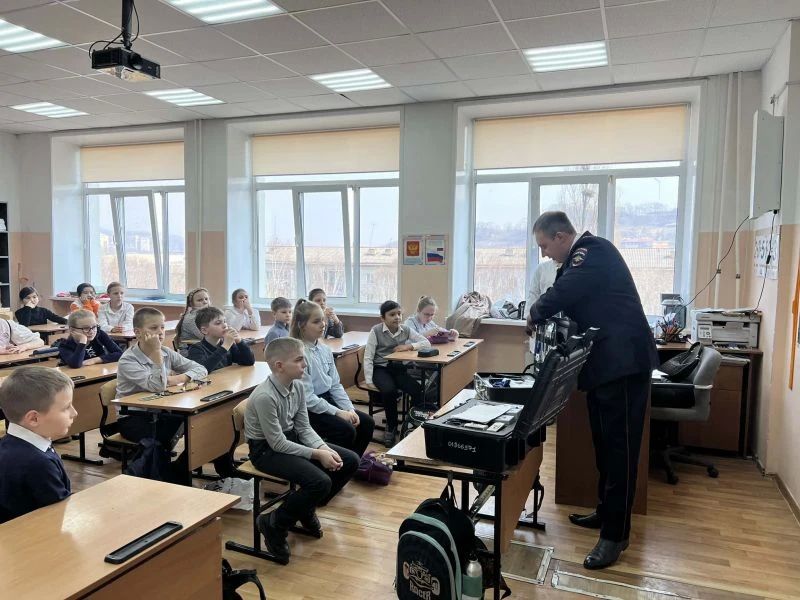 «БУДЬ В ФОРМЕ»: В НАХОДКИНСКОЙ ШКОЛЕ ПРИМОРСКОГО КРАЯ ПРОШЛО ЗНАКОМСТВО УЧАЩИХСЯ С ПРОФЕССИЕЙ ПОЛИЦЕЙСКОГО ЭКСПЕРТА-КРИМИНАЛИСТА