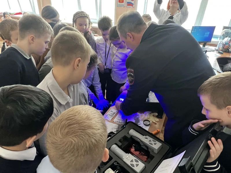 «БУДЬ В ФОРМЕ»: В НАХОДКИНСКОЙ ШКОЛЕ ПРИМОРСКОГО КРАЯ ПРОШЛО ЗНАКОМСТВО УЧАЩИХСЯ С ПРОФЕССИЕЙ ПОЛИЦЕЙСКОГО ЭКСПЕРТА-КРИМИНАЛИСТА «БУДЬ В ФОРМЕ»: В НАХОДКИНСКОЙ ШКОЛЕ ПРИМОРСКОГО КРАЯ ПРОШЛО ЗНАКОМСТВО УЧАЩИХСЯ С ПРОФЕССИЕЙ ПОЛИЦЕЙСКОГО ЭКСПЕРТА-КРИМИНАЛИСТА