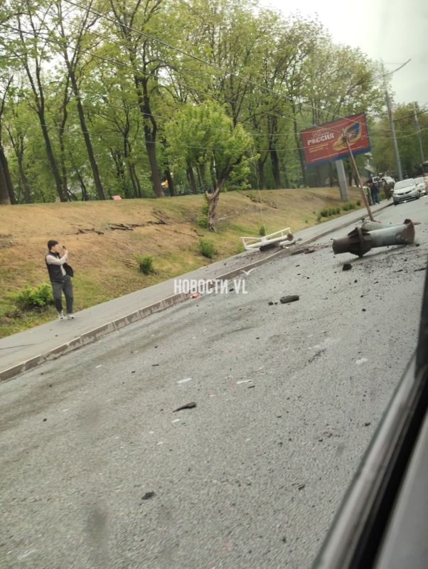На Второй Речке в районе путепровода большегруз снёс фонарный столб
