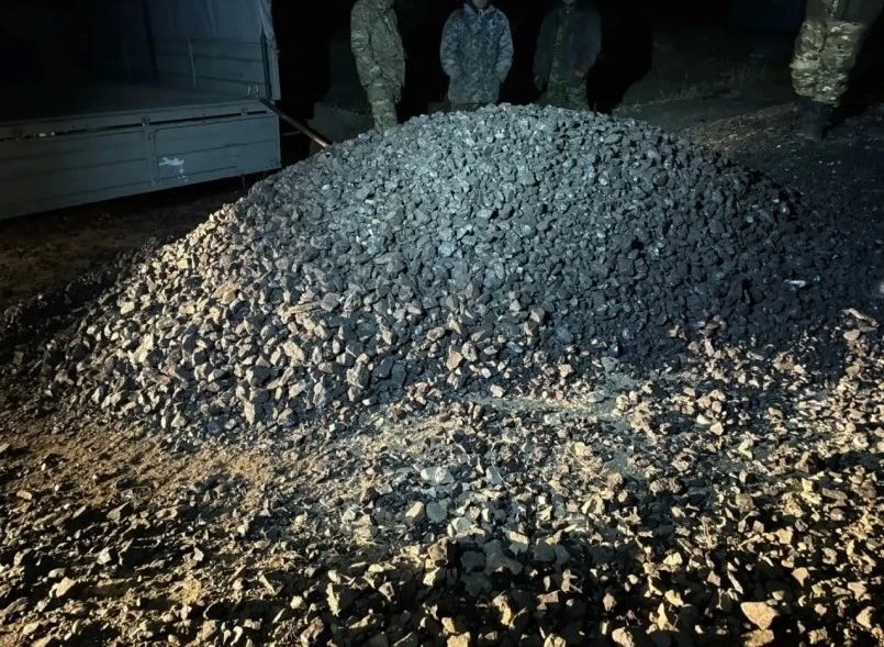Транспортные полицейские Уссурийска задержали двух братьев при попытке похитить более 2,5 тонн бурового угля Транспортные полицейские Уссурийска задержали двух братьев при попытке похитить более 2,5 тонн бурового угля