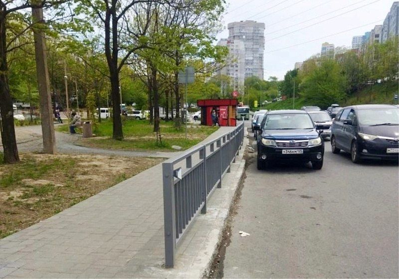 На Третьей Рабочей пешеходов отгородили от проезжей части забором На Третьей Рабочей пешеходов отгородили от проезжей части забором