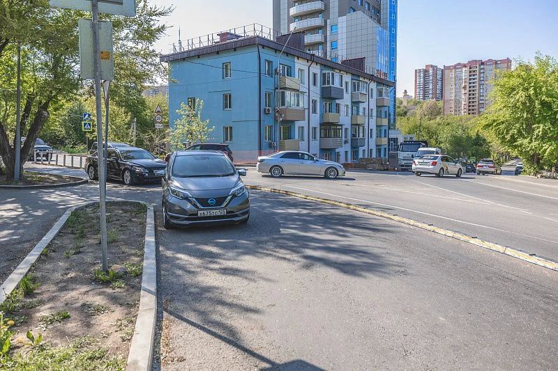 На перекрестке Иманской и Комсомольской потоки транспорта разделяют делиниаторами На перекрестке Иманской и Комсомольской потоки транспорта разделяют делиниаторами