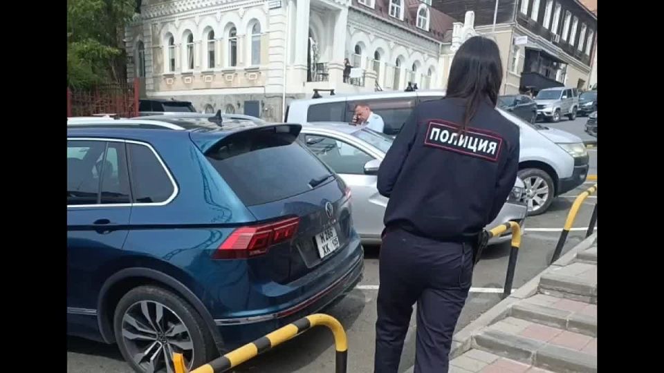 Во Владивостоке полиция разыскивает водителя, срезавшего блокиратор на платной парковке