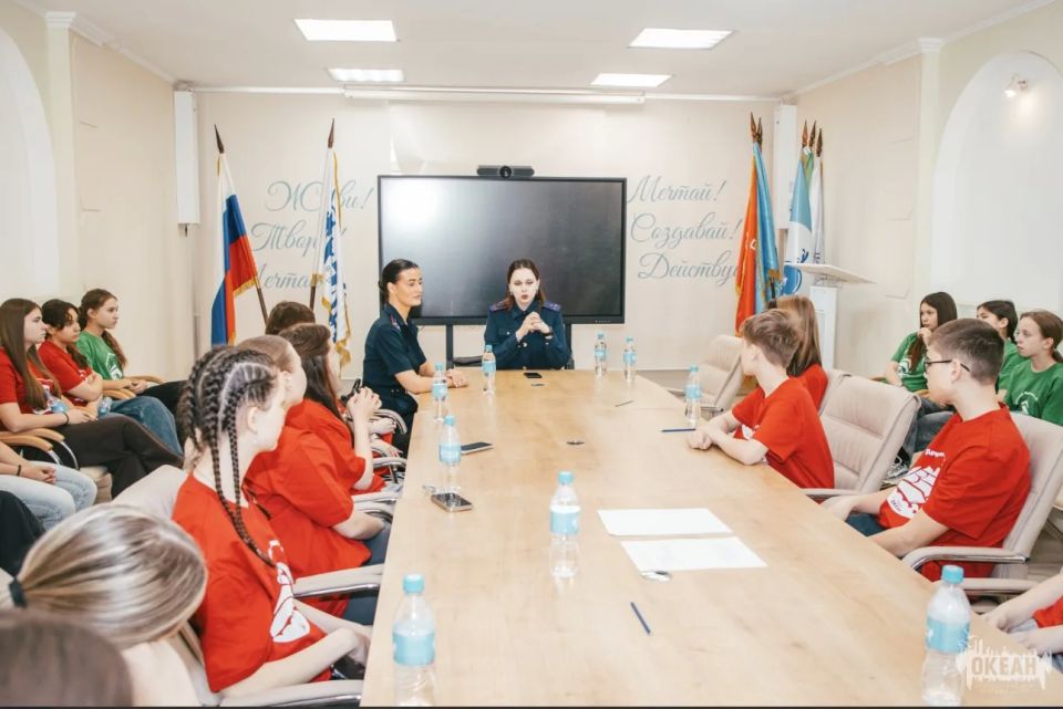 Сотрудники СКР Приморья провели для орлят лекцию о честности и законности во Всероссийском детском центре «Океан» Сотрудники СКР Приморья провели для орлят лекцию о честности и законности во Всероссийском детском центре «Океан»