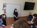 Владивостокские транспортные полицейские побеседовали со студентами о правилах поведения на железной дороге и водоемах