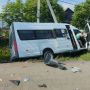 В Приморье автобус в 20 пассажирами оказался в кювете