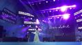 Для гостей праздника прямо сейчас на сцене выступает Женя Любич