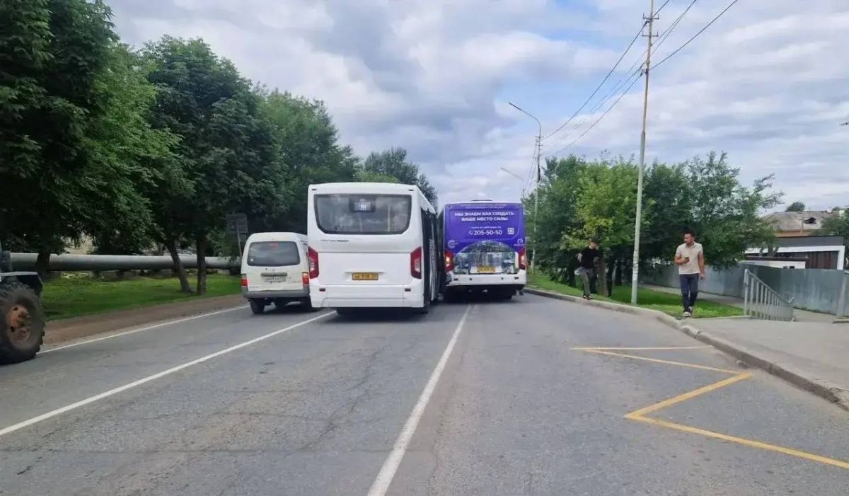 Два автобуса с пассажирами в салонах столкнулись в Артёме Два автобуса с пассажирами в салонах столкнулись в Артёме