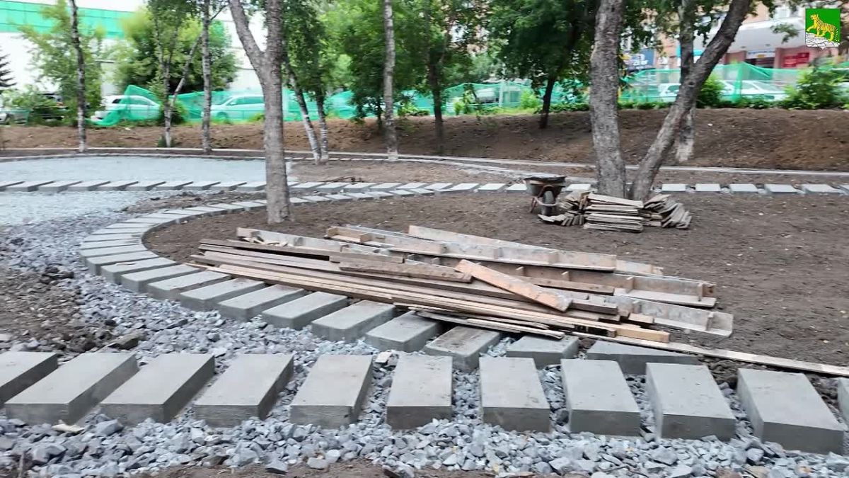 Детскую и спортивную площадки устанавливают на Русской, 17а во Владивостоке