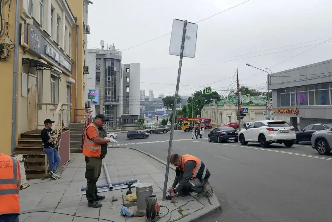 Более 230 дорожных знаков установили во Владивостоке с начала лета. Более 230 дорожных знаков установили во Владивостоке с начала лета.