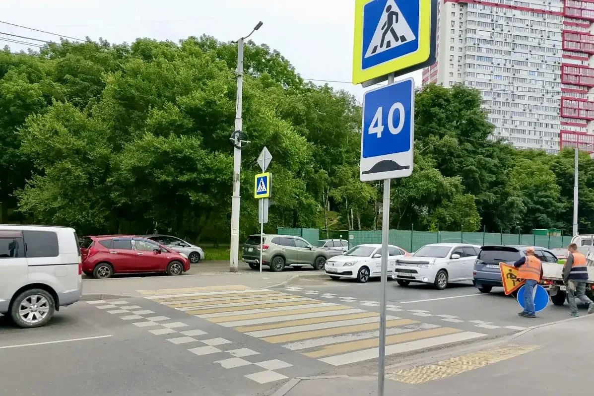 Более 230 дорожных знаков установили во Владивостоке с начала лета. Более 230 дорожных знаков установили во Владивостоке с начала лета.