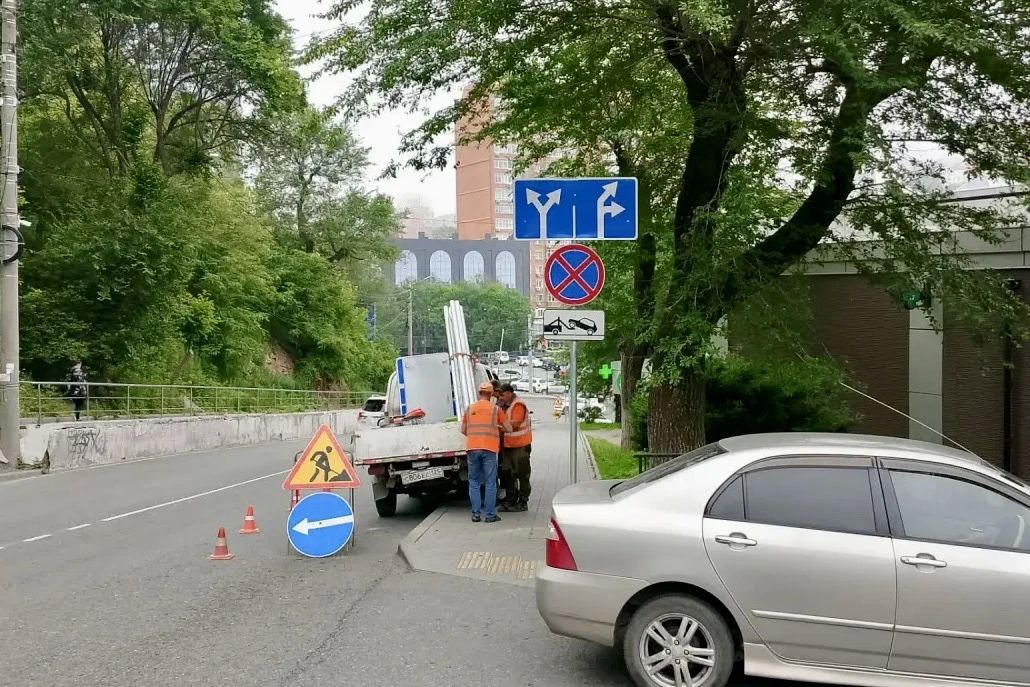 Более 230 дорожных знаков установили во Владивостоке с начала лета. Более 230 дорожных знаков установили во Владивостоке с начала лета.