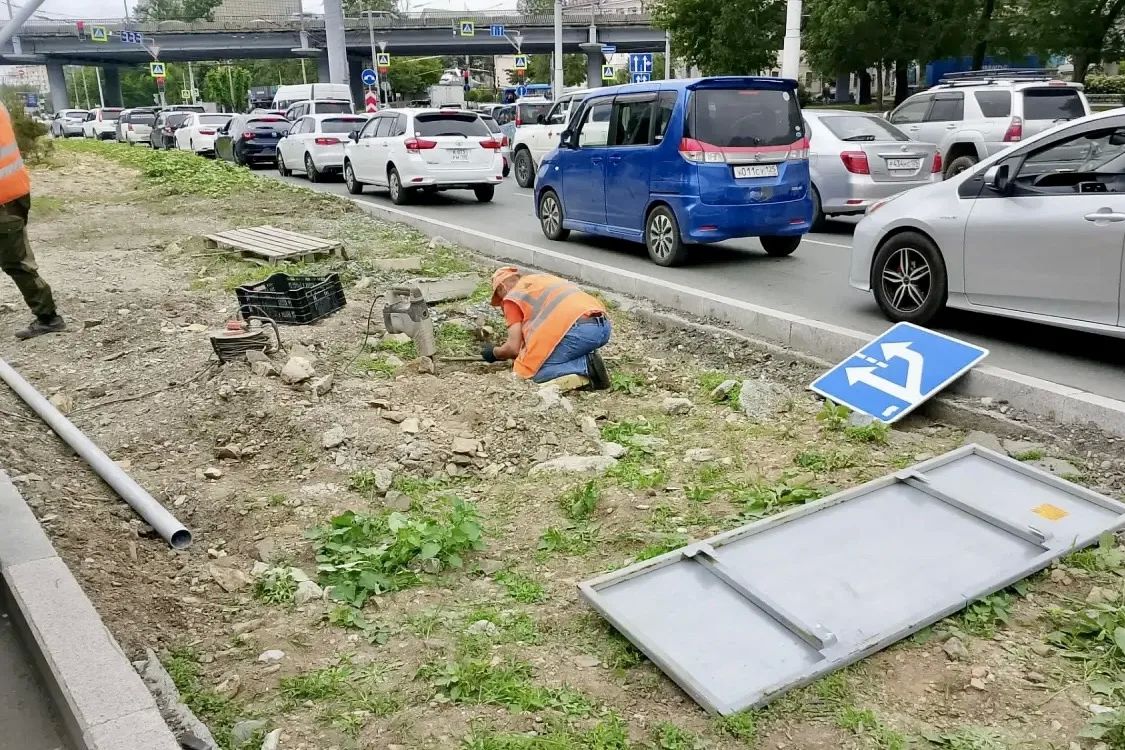 Более 230 дорожных знаков установили во Владивостоке с начала лета. Более 230 дорожных знаков установили во Владивостоке с начала лета.