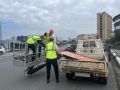 С фонарных столбов на мосту Дружбы во Владивостоке снимают рекламу