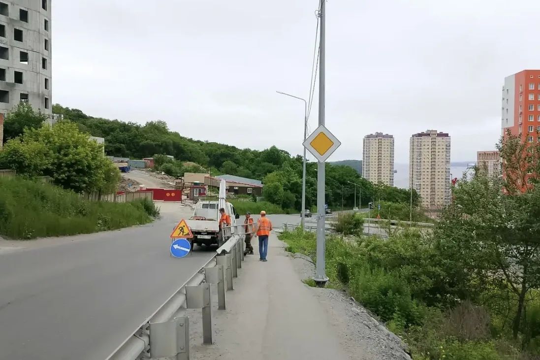 Более 230 дорожных знаков установили во Владивостоке с начала лета. Более 230 дорожных знаков установили во Владивостоке с начала лета.
