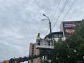 Во Владивостоке стартовали работы по освобождению опор освещения моста Дружбы от рекламных конструкций