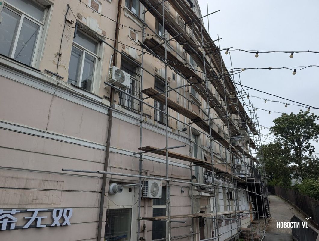 На Светланской начинают ремонт фасада старинного дома рядом с Театром молодёжи На Светланской начинают ремонт фасада старинного дома рядом с Театром молодёжи