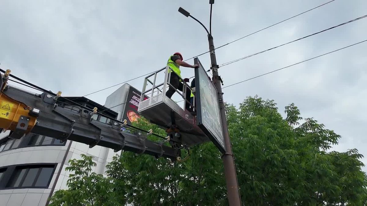 Столбы освещения на мосту Дружбы во Владивостоке освобождают от рекламных конструкций