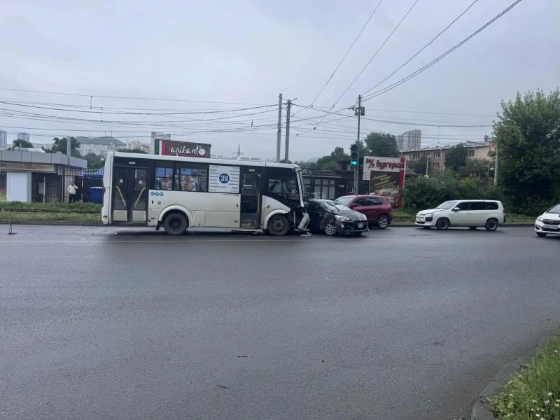 Госавтоинспекция устанавливает обстоятельства ДТП во Владивостоке Госавтоинспекция устанавливает обстоятельства ДТП во Владивостоке