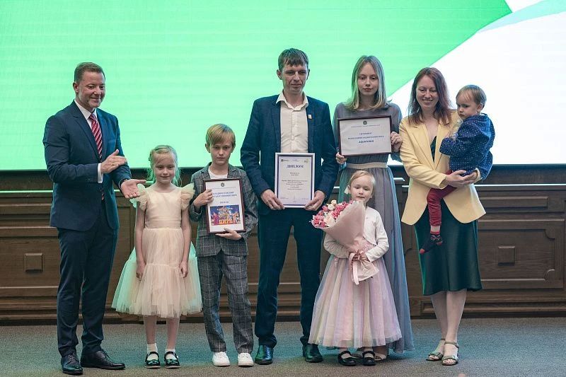 Две семьи из Владивостока стали победителями краевого этапа конкурса «Семья года» Две семьи из Владивостока стали победителями краевого этапа конкурса «Семья года»