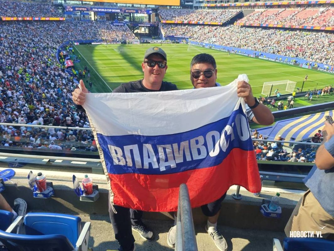 Приморец пронёс флаг с надписью «Владивосток» на несколько матчей чемпионата мира по футболу в Америке Приморец пронёс флаг с надписью «Владивосток» на несколько матчей чемпионата мира по футболу в Америке