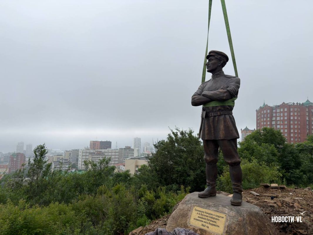 Памятник прапорщику Комарову, установленный на сопке Орлиное Гнездо во Владивостоке, отлили в Китае Памятник прапорщику Комарову, установленный на сопке Орлиное Гнездо во Владивостоке, отлили в Китае