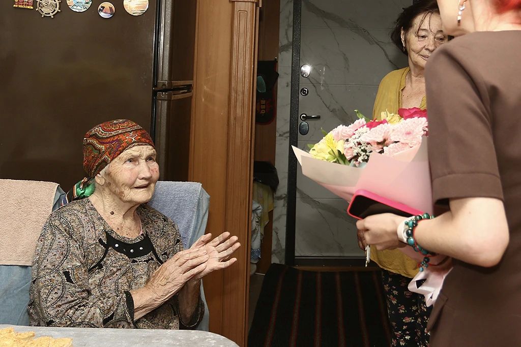 Жительница Находки Расима Ильясова принимает поздравления с 94-летием