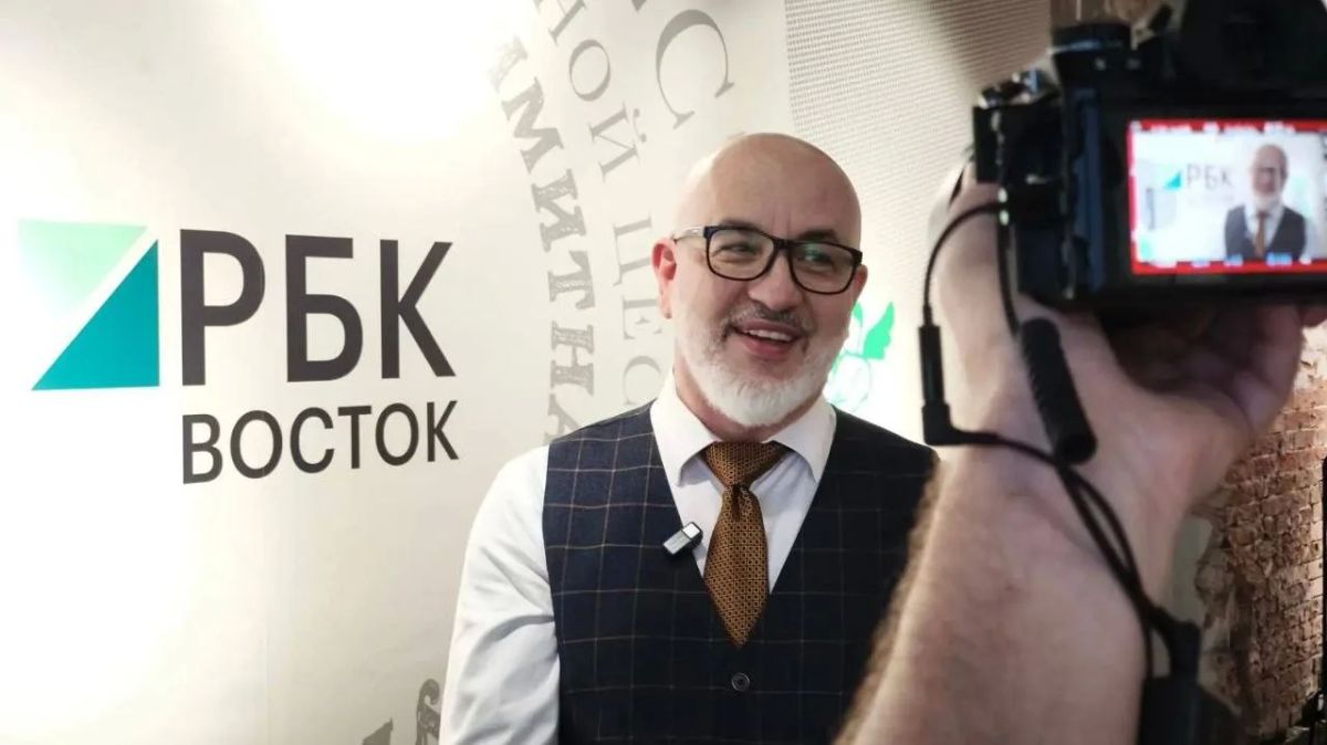 Прямо сейчас во Владивостоке выступает автор гида по российским винам Артур Саркисян